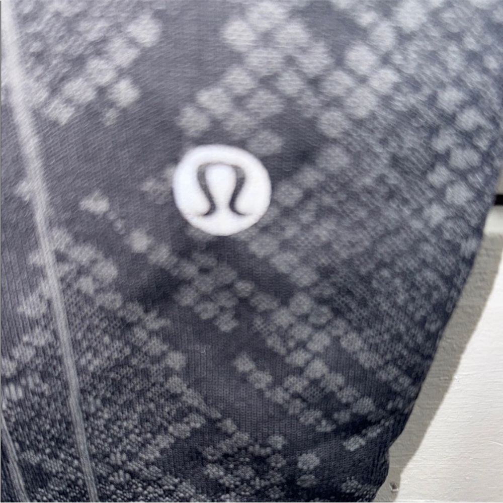 Lululemon gray snakeskin print size small - Picture 4 of 4